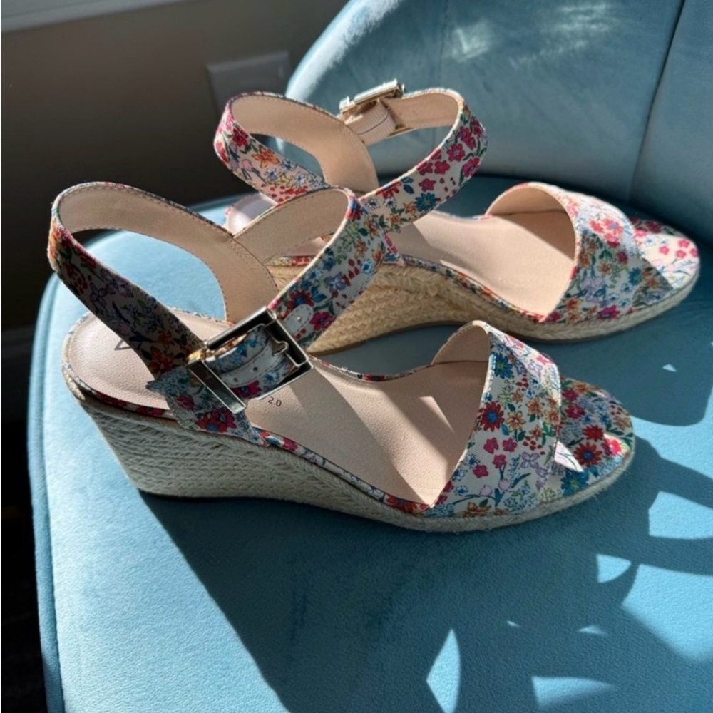 Floral Women's life stride tango 2 sandal. Three inch wedge heels. Size 9.5 - Picture 8 of 12